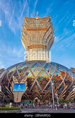 Farbenfrohes Gebäude des Hotel Grand Lisboa. Macau, China. Stockfoto