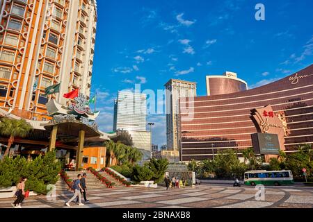 Leute, die am Hotel Lisboa vorbei laufen. Macau, China. Stockfoto