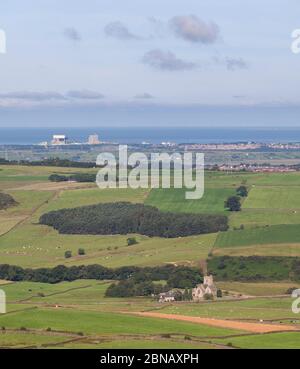 Blick auf Heysham Kernkraftwerke von Clough, mit saint Peter Kirche, Quernmore Tal, Lancashire, Großbritannien Stockfoto