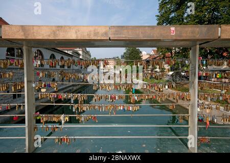 Liebe Vorhängeschlösser an der Metzgerbrücke, Ljubljana, Slowenien Stockfoto