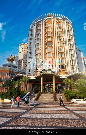 Leute, die am Hotel Lisboa vorbei laufen. Macau, China. Stockfoto