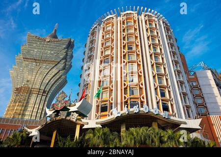 Gebäude der beiden Casino-Hotels – das Grand Lisboa Hotel (links) und das Lisboa Hotel (rechts). Macau, China. Stockfoto