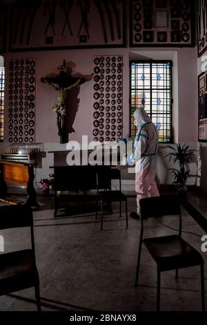 Rom, Heiligtum der Göttlichen Liebe Kirche von militärischen Desinfektoren der italienischen Armee und Ama desinfiziert. Stockfoto