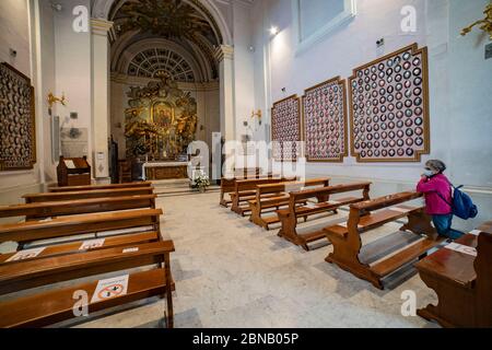 Rom, Heiligtum der Göttlichen Liebe Kirche von militärischen Desinfektoren der italienischen Armee und Ama desinfiziert. Stockfoto