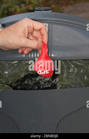 Ballon der SPD wird entsorgt, symbolisches Foto für Parteiausstieg und Wahlergebnis Stockfoto