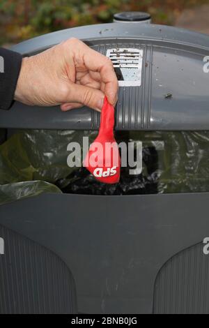 Ballon der SPD wird entsorgt, symbolisches Foto für Parteiausstieg und Wahlergebnis Stockfoto