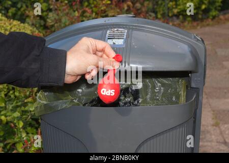 Ballon der SPD wird entsorgt, symbolisches Foto für Parteiausstieg und Wahlergebnis Stockfoto