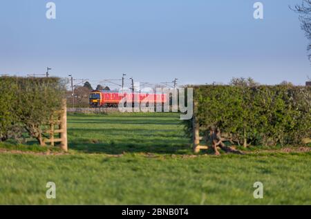 Die DB Cargo Betrieb den Postzug der Royal Mail 325 der Baureihe 325005, der die Landschaft bei Brock an der Westküste in Lancashire überquerte Stockfoto