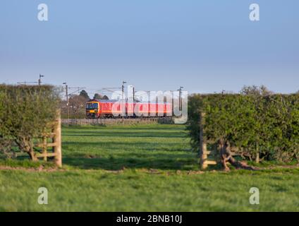 Die DB Cargo Betrieb den Postzug der Royal Mail 325 der Baureihe 325005, der die Landschaft bei Brock an der Westküste in Lancashire überquerte Stockfoto