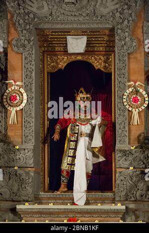 Vertikale Aufnahme einer der Charaktere der traditionellen balinesischen Aufführung der Maja Peni-Kompanie im Hindu-Tempel Pura Dalem in Ubud, Bali Stockfoto
