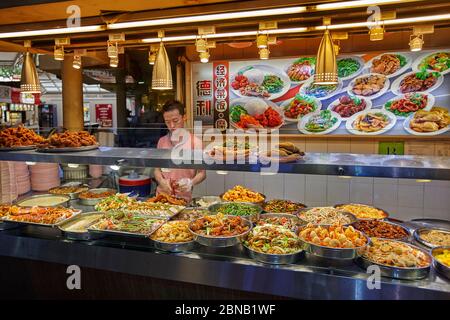 Eine Auswahl an frisch zubereiteten asiatischen Gerichten in einem Händlerstand im Lau Pa Sat Hawker Center, Singapur. Stockfoto