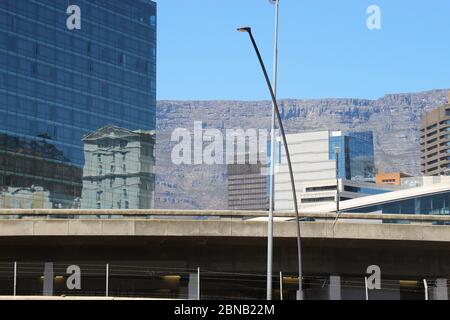Kapstadt, Waterfront District. Der Tafelberg im Hintergrund, Südafrika, Afrika. Stockfoto