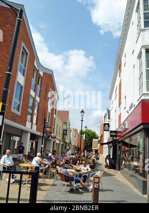 Leute außerhalb eines Cafés oder Cafés in Abingdon Stadtzentrum, Oxfordshire, Großbritannien Stockfoto