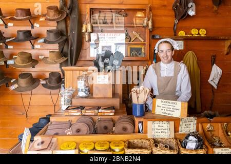 Ballarat, Australien - 7. März 2020: Ein Verkäufer in einem altmodischen Lederwarenladen, in einer nachgebildeten Bergarbeiterstadt. Stockfoto
