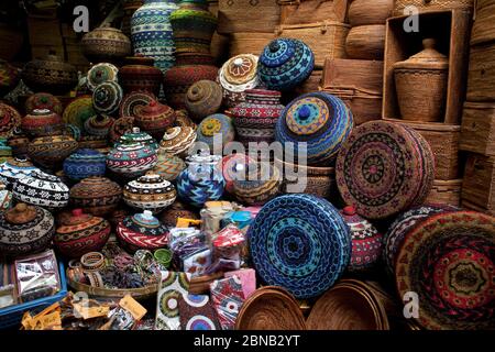 Horizontale Ansicht eines bunten Korbkörbstandes in Pasar Seni (Kunst und Souvenirs Ubud Markt), Ubud, Bali, Indonesien Stockfoto