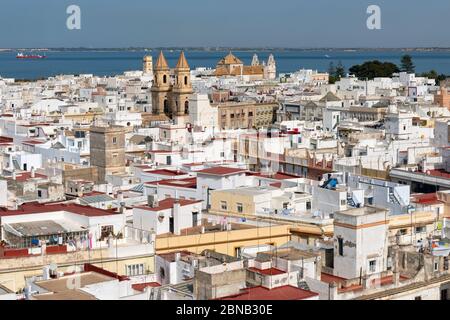 Blick auf die Altstadt von Torre Tavira, Cadiz, Provinz Cadiz, Costa de la Luz, Andalusien, Spanien. Die Kirche ist die von San Antonio. Stockfoto