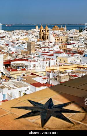 Blick auf die Altstadt von Torre Tavira, Cadiz, Provinz Cadiz, Costa de la Luz, Andalusien, Spanien. Die Kirche ist die von San Antonio. Stockfoto