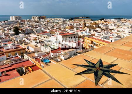 Blick auf die Altstadt von Torre Tavira, Cadiz, Provinz Cadiz, Costa de la Luz, Andalusien, Spanien. Die Kirche ist die von San Antonio. Stockfoto