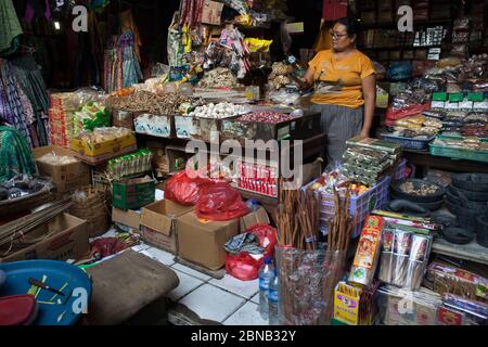 Horizontale Ansicht eines bunten Eckladens in Pasar Seni (Kunst und Souvenirs Ubud Markt), Ubud, Bali, Indonesien Stockfoto