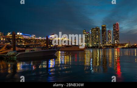 Kreuzfahrtschiff und Skyline von Miami. Miami, Florida, USA Skyline an Biscayne Bay Stockfoto