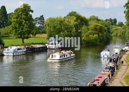 Boote auf der Themse in Wallingford, Oxfordshire, Großbritannien Stockfoto