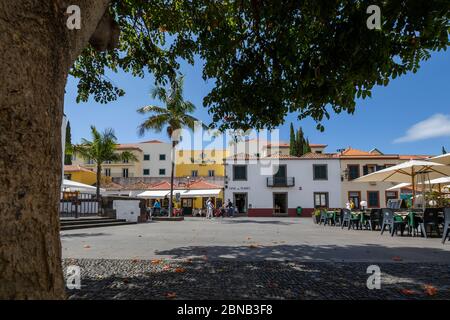 Blick auf Capela do Corpo Santo und Restaurants auf der Rua D Carlos, Funchal, Madeira, Portugal, Europa Stockfoto