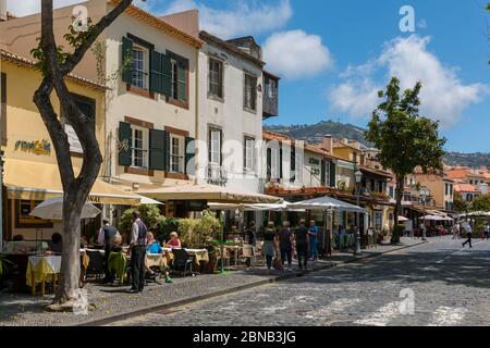 Blick auf Cafés und Restaurants in der Altstadt, Funchal, Madeira, Portugal, Europa Stockfoto