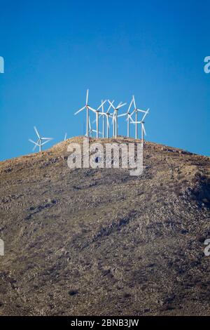 Windmühlen, die Strom produzieren, in der Nähe von Salar, Provinz Granada, Spanien. Stockfoto