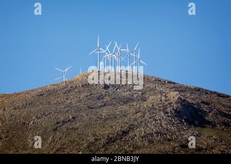 Windmühlen, die Strom produzieren, in der Nähe von Salar, Provinz Granada, Spanien. Stockfoto