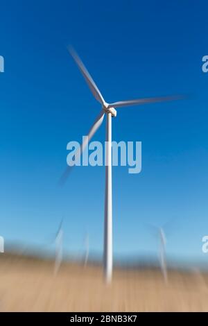 Windmühlen in der Nähe von La Calahorra, Provinz Granada, Andalusien, Südspanien. Stockfoto