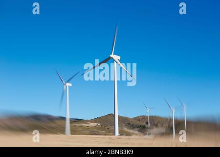 Windmühlen in der Nähe von La Calahorra, Provinz Granada, Andalusien, Südspanien. Stockfoto