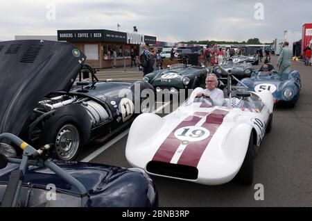 Ralf Emmerling sitzt in seinem White, 1959, Elva MKV, und wartet auf die Qualifying-Session der Stirling Moss Trophy für die vor '61 Sportscars. Stockfoto