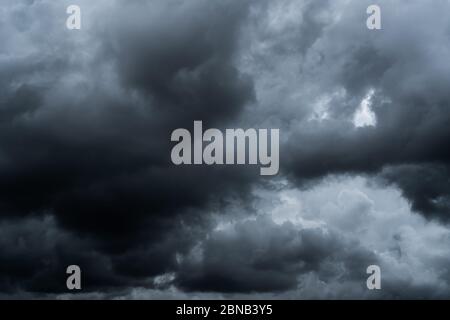 Dunkle dramatische Himmel und Wolken. Hintergrund für den Tod und die traurig-Konzept. Grauer Himmel und flauschigen weissen Wolken. Donner und Sturm Himmel. Traurig und schwermütig Himmel. Natur Stockfoto