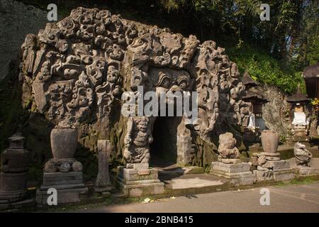 Horizontale Ansicht der Goa Gajah (oder Elephant Cave) 9. Jahrhundert Heiligtum Eingang, Bali, Indonesien Stockfoto