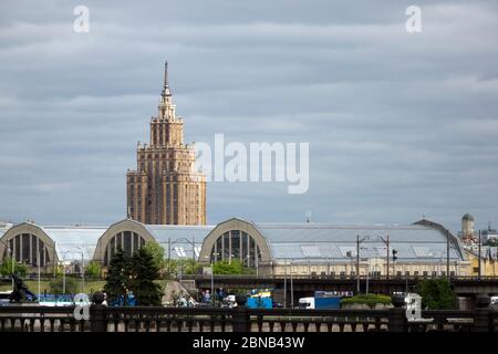 Ansicht der Akademie der Wissenschaften und des alten Marktes in Riga, Lettland Stockfoto