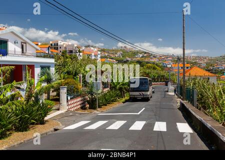 Ansicht von lokalen Bus auf der Straße in der Nähe von Cabo Girão, Camara de Lobos, Madeira, Portugal, Europa Stockfoto