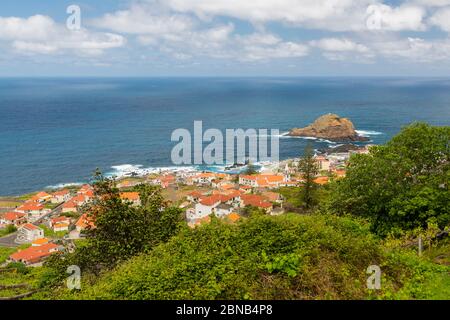 Blick auf die Küstenstadt von erhöhter Position, Porto Moniz, Madeira, Portugal, Europa Stockfoto