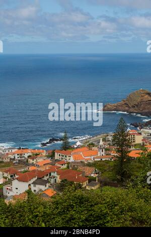 Blick auf die Küstenstadt von erhöhter Position, Porto Moniz, Madeira, Portugal, Europa Stockfoto