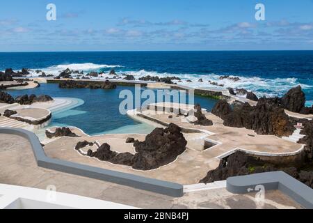 Blick auf natürliche Pools an der Küste und dem Atlantischen Ozean, Porto Moniz, Madeira, Portugal, Europa Stockfoto