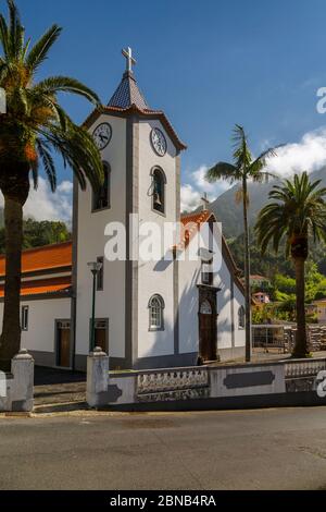 Blick auf die kleine Dorfkirche in der Nähe von Sao Vicente, Madeira, Portugal, Europa Stockfoto