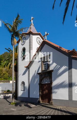 Blick auf die kleine Dorfkirche in der Nähe von Sao Vicente, Madeira, Portugal, Europa Stockfoto