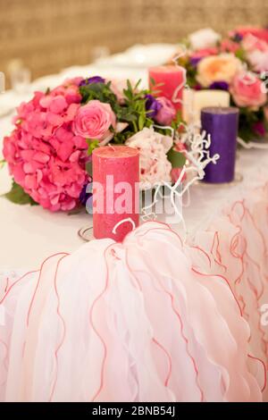 Hochzeit Tisch Dekoration Blumensträuße von Blumen, Kerzen und gefärbten Zweigen Stockfoto