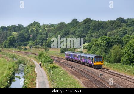 Nordbahn-Klasse 142 Pacer + Klasse 156 Sprinter-Züge 142050 + 156472 durch die Landschaft in Lostock, Lancashire Stockfoto