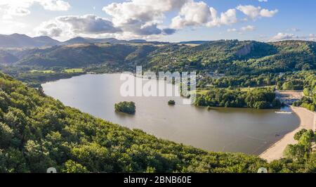 Frankreich, Puy de Dome, regionaler Naturpark Volcans d’Auvergne, Chambon sur Lac, Chambon-See (Luftaufnahme) // Frankreich, Puy-de-Dôme (63), Parc naturel r Stockfoto