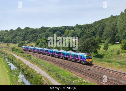 6 Wagen erster TransPennine Express Siemens-Zug der Baureihe 185, der durch die Landschaft von Lostock, Lancashire, fährt Stockfoto