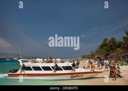 Horizontale Ansicht ein schnelles Boot nach Padangbai am Strand vertäut, um Touristen Boarding, Gili Trawangan, Bali Meer, Indonesien zu ermöglichen Stockfoto