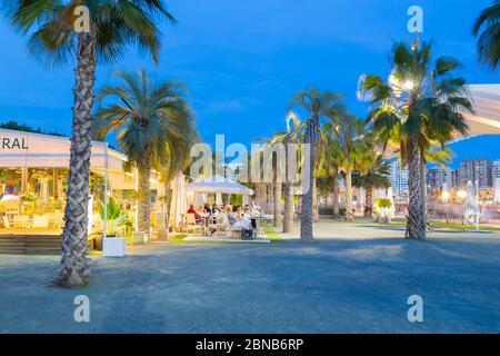 Restaurant am Paseo del Muelle Uno in Malaga Marina in der Abenddämmerung, Malaga, Costa del Sol, Andalusien, Spanien, Europa Stockfoto