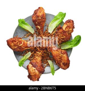 Gai Tod Hut Yai oder Thai Deep Fried Chicken auf grauer Platte isoliert auf weißem Hintergrund. Gai Tod HAD Yai ist thailand Küche Gericht. Thailändisches Essen. Frittierter Chic Stockfoto