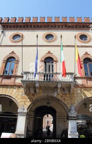 Ravenna, Italien - 22. April 2017: Das Rathaus mit Blick auf die Piazza del Popolo Stockfoto