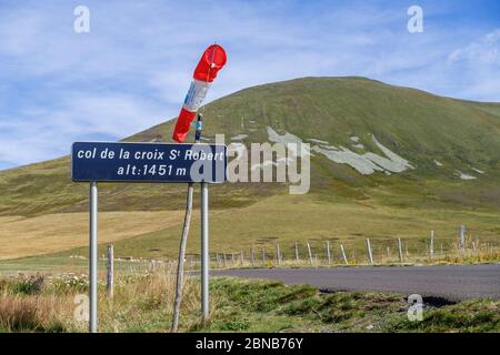 Frankreich, Puy de Dome, regionaler Naturpark Volcans d’Auvergne, Mont Dore, Col de la Croix Saint-Robert, Pass mit Straßenschild // Frankreich, Puy-de-Dôme (63 Stockfoto